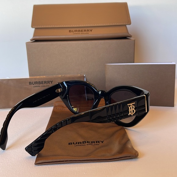 NIB BURBERRY SUNGLASSES 47-25-140 MADE IN ITALY - Picture 7 of 17